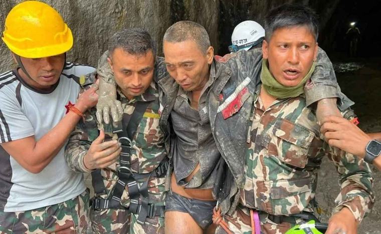 Rescatan a ciudadano chino atrapado 11 días en un túnel de Nepal; “En cuanto veía la luz, gritaba”