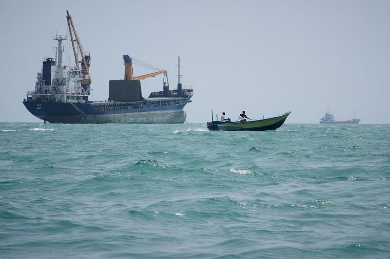 Irán anuncia ataque contra barco de EU en Ormuz; gobierno de Trump dice que es ‘mentira total’